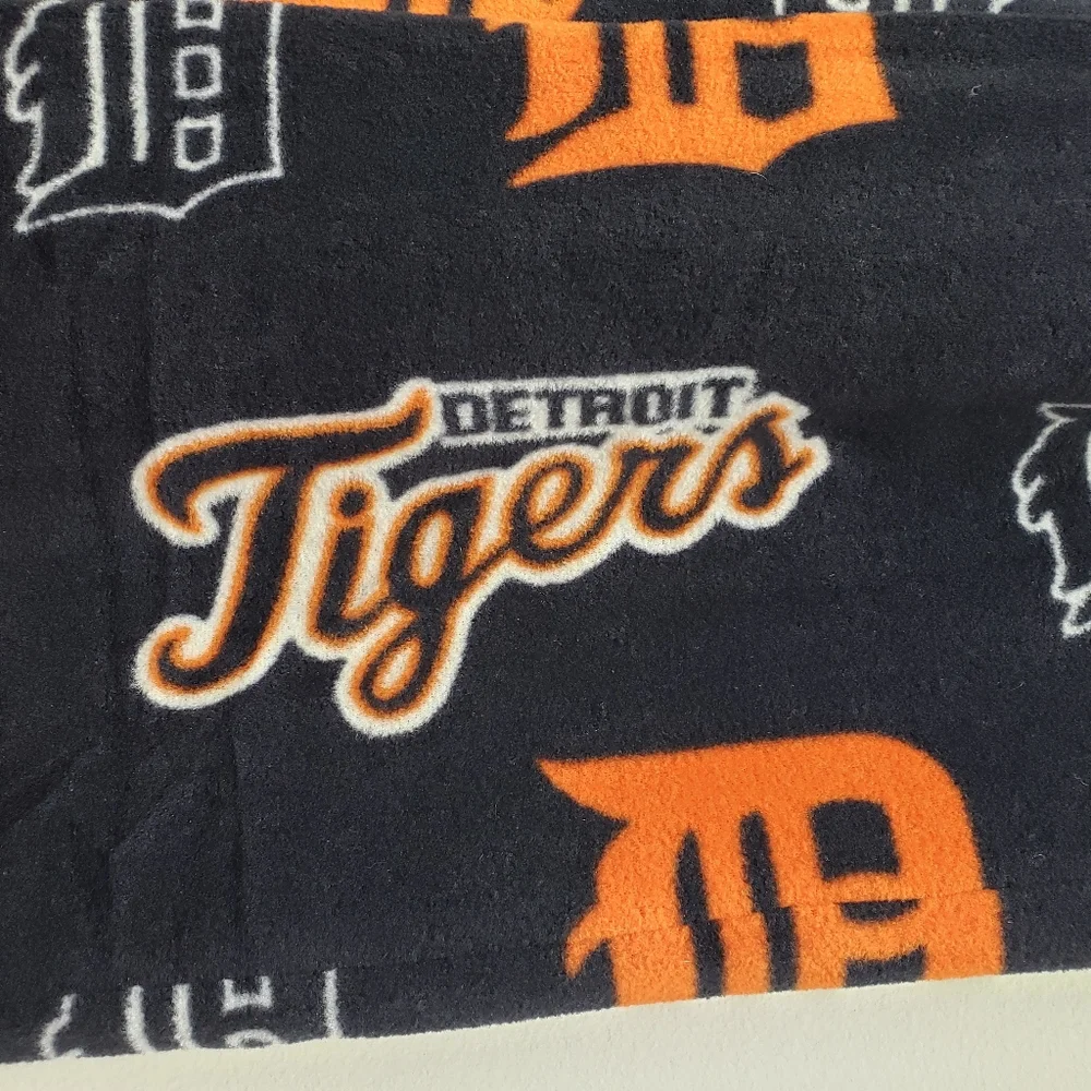 Detroit Tigers Fleece Scarf with Pockets to Hands Warm 82x11 Handmade Tailgate